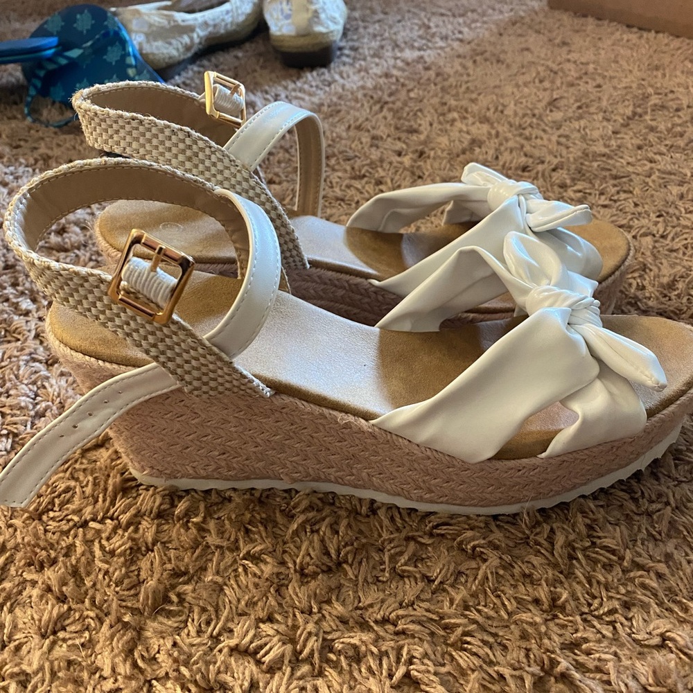 White bow wedges